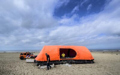 Mysterieus reddingsvlot van achttien meter in Bloemendaal blijkt geheime feestlocatie