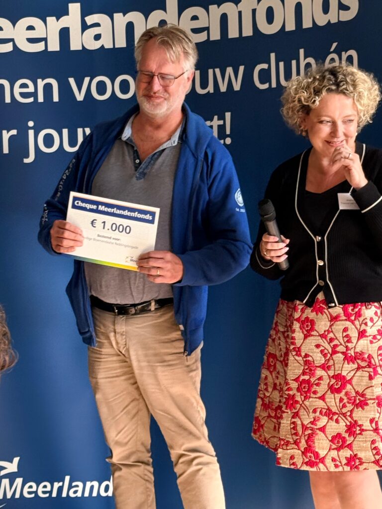 Uitreiking cheque Meerlanden Fonds van 1000 euro aan de Reddingsbrigade Bloemendaal