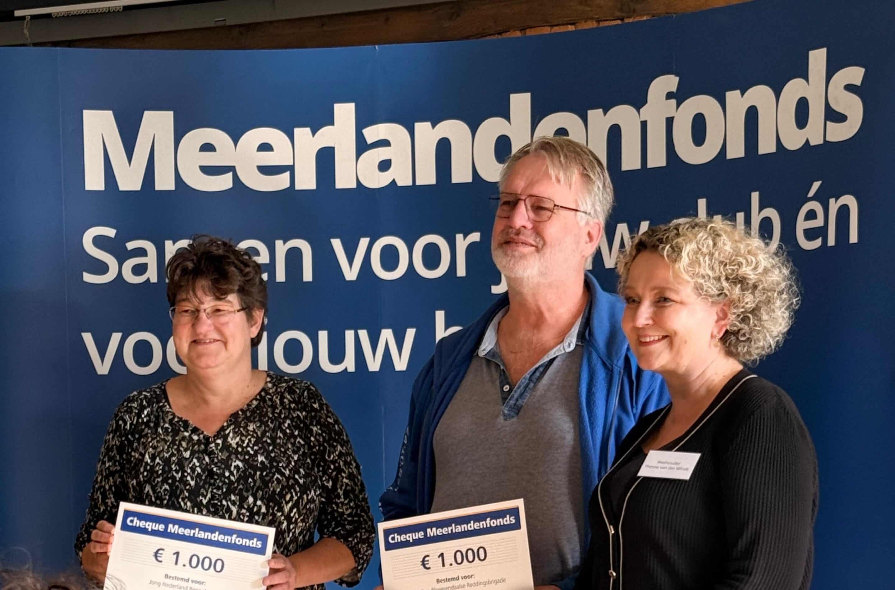 Uitreiking cheque Meerlanden Fonds van 1000 euro aan de Reddingsbrigade Bloemendaal